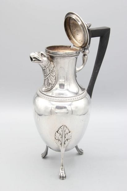 Cafetière en argent.
Pose sur 4 pieds griffes...