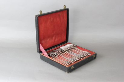 12 couverts en argent, modèle filet-contour....