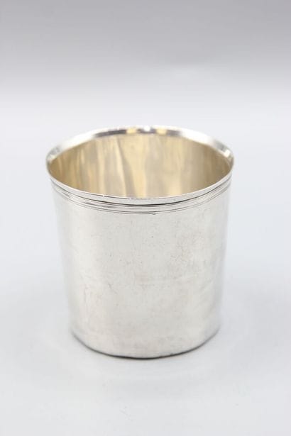 Timbale en argent à fond plat. Le col souligné...