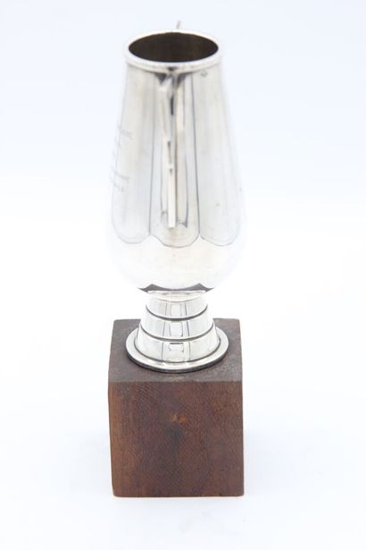 Silver golf cup.
Stylized handle.
It is inscribed...
