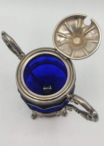Covered sugar bowl in silver and blue glass....