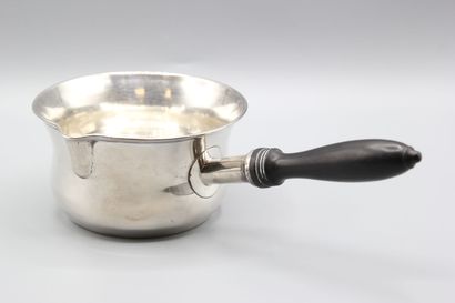 Casserole en argent. 
Manche en bois noirci...