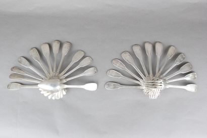 12 couverts en argent, modèle filet-contour....