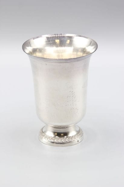 Timbale tulipe sur piédouche en argent.
Piédouche...