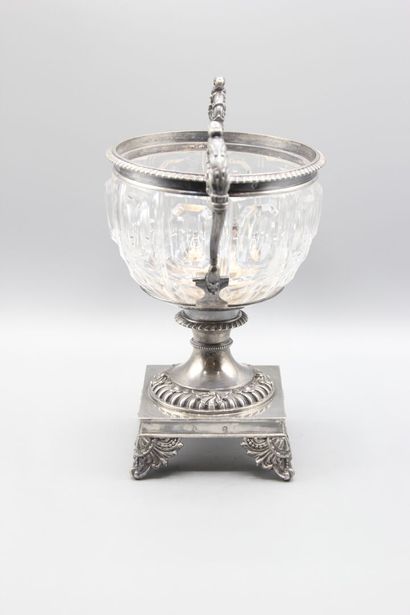 Drageoir silver mounting, crystal body.
Pose...