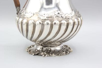 Cafetière en argent
Décor de rocailles, rinceaux,...