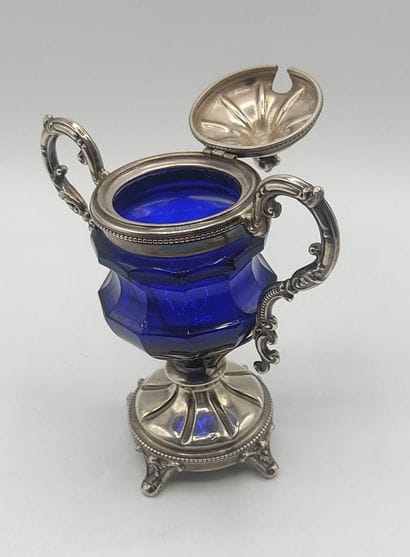 Covered sugar bowl in silver and blue glass....