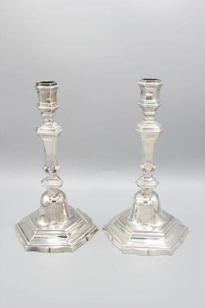 CONDOM vers 1750.
Rare paire de flambeaux...