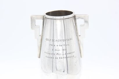 Silver golf cup.
Stylized handle.
It is inscribed...