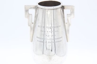 Silver golf cup.
Stylized handle.
It is inscribed...