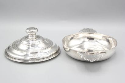 BESANÇON 1745.
Écuelle couvercle en argent...