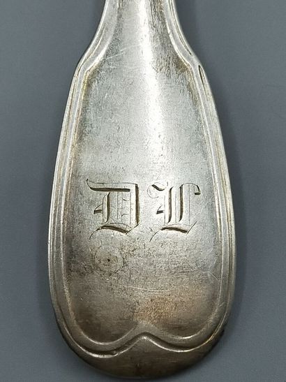 12 couverts en argent, modèle filet-contour....