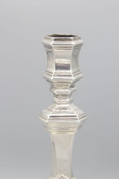 CONDOM vers 1750.
Rare paire de flambeaux...