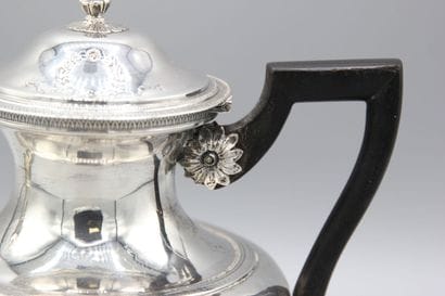 Théière en argent de style Empire reposant...
