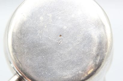 Petite casserole en argent, manche en bois...
