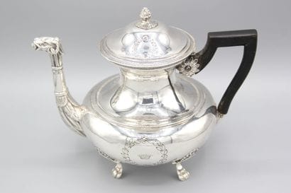 Théière en argent de style Empire reposant...