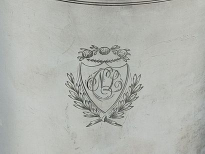 Grande timbale droite en argent.
Fond plat.
Cartouche...