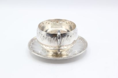 Tasse et soucoupe en argent de St. Louis...