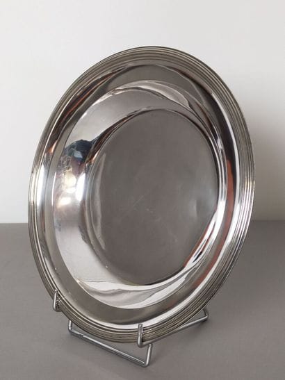 Plat en argent de forme circulaire et creux...