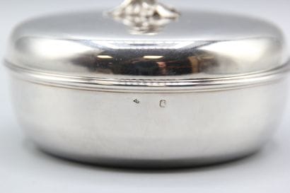 PUIFORCAT
Bonbonnière couverte en argent...
