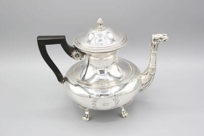 Théière en argent de style Empire reposant...