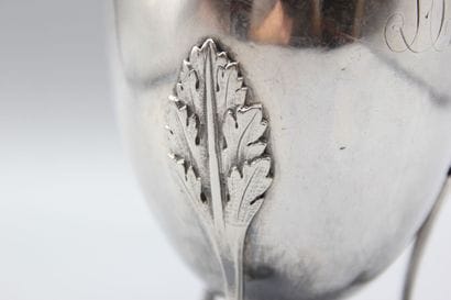 Cafetière en argent.
Pose sur 4 pieds griffes...