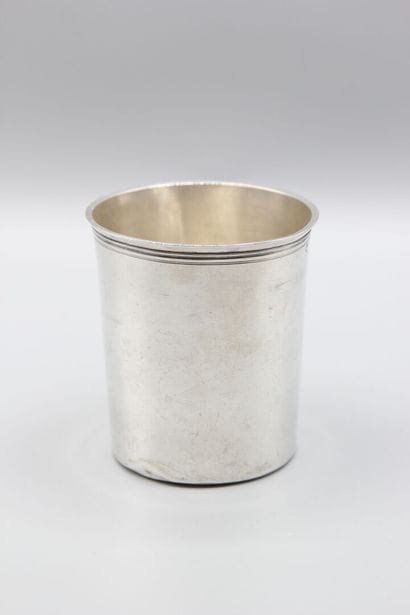 Timbale droite unie en argent.
Poinçons de...