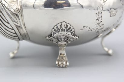 Théière en argent de style Empire reposant...