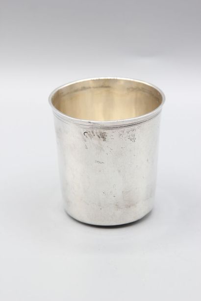 Timbale en argent de modèle uni.
Poinçons...