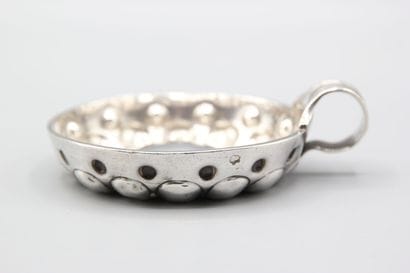 PARIS 1770.
Taste-vin en argent du XVIIIème...