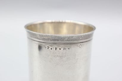 Timbale à fond plat en argent, col souligné...