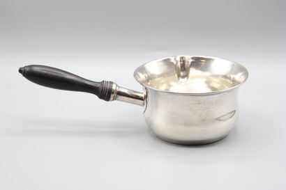Casserole en argent. 
Manche en bois noirci...