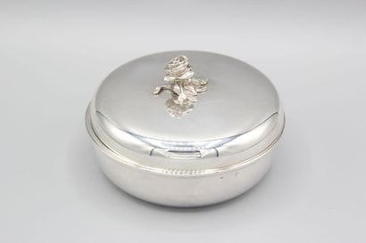 PUIFORCAT
Bonbonnière couverte en argent...