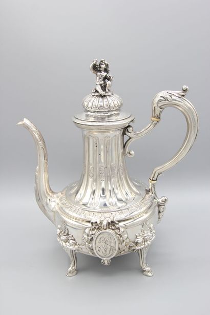 Grande verseuse/cafetière en argent reposant...