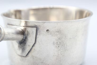 Petite casserole en argent, manche en bois...