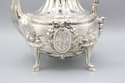 Grande verseuse/cafetière en argent reposant...