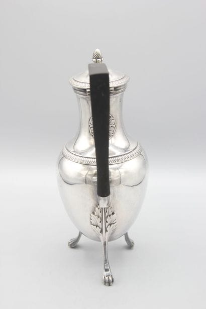 Cafetière en argent.
Pose sur 4 pieds griffes...