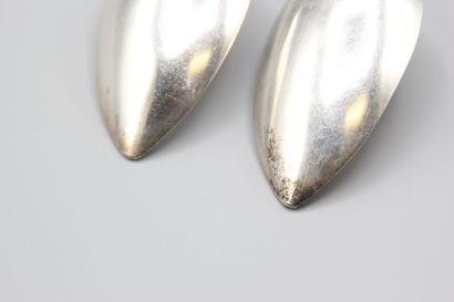 6 silver dessert spoons, filets-contour model.
Spoons...
