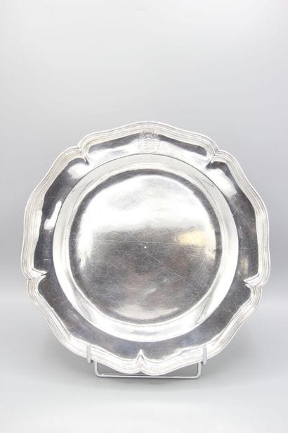 BESANÇON 1745 
Plat rond en argent de modèle...