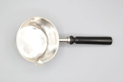 Petite casserole en argent, manche en bois...
