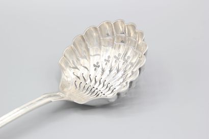 Cuillère à sucre en argent de modèle filets...