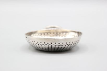 PARIS 1756-62.
Taste-Vin en argent de modèle...