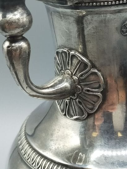 Cafetière en argent.
Pose sur 4 pieds griffes...