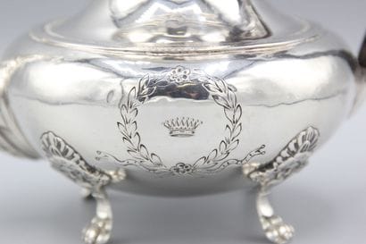 Théière en argent de style Empire reposant...