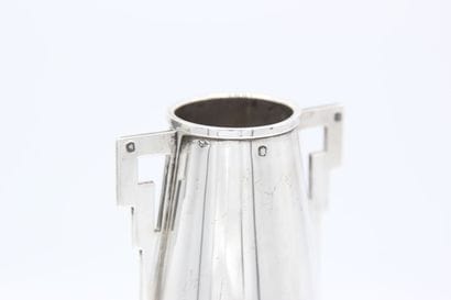 Silver golf cup.
Stylized handle.
It is inscribed...