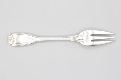 Silver cake service of model nets shells....