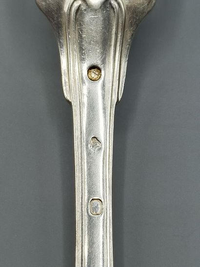 12 couverts en argent, modèle filet-contour....