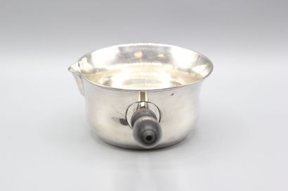 Casserole en argent. 
Manche en bois noirci...