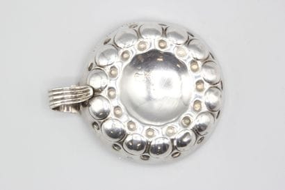 PARIS 1770.
Taste-vin en argent du XVIIIème...