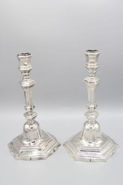 CONDOM vers 1750.
Rare paire de flambeaux...